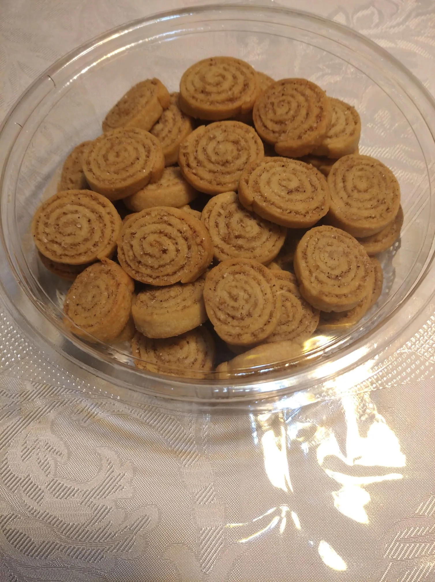 עוגיות שבלול קינמון בקופסה עגולה