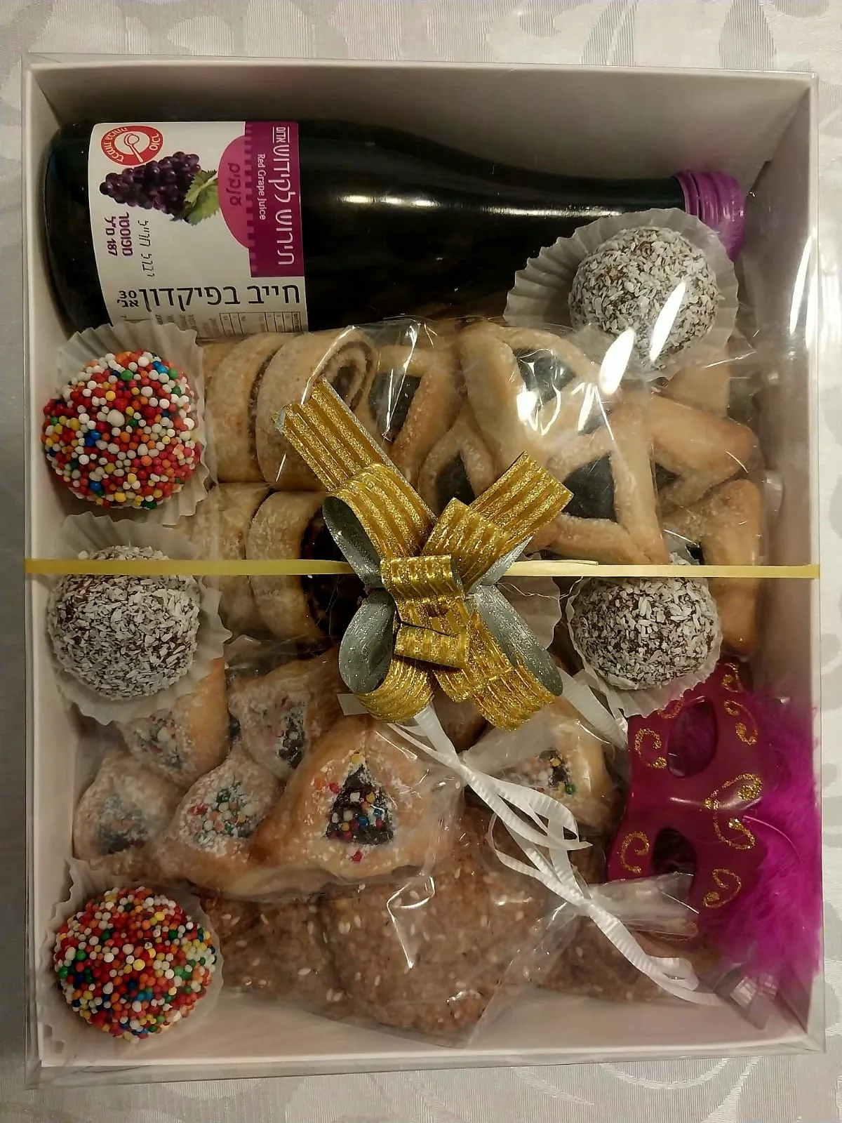 משלוח מנות עם מיץ ענבים, אוזני המן ועוגיות